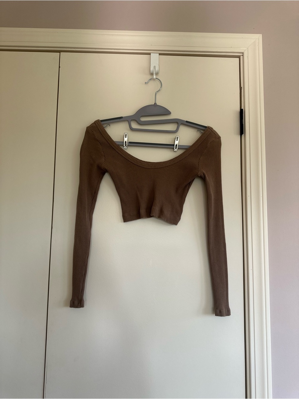 Ribbed Long-Sleeve Cropped Top in Brown | SMALL
